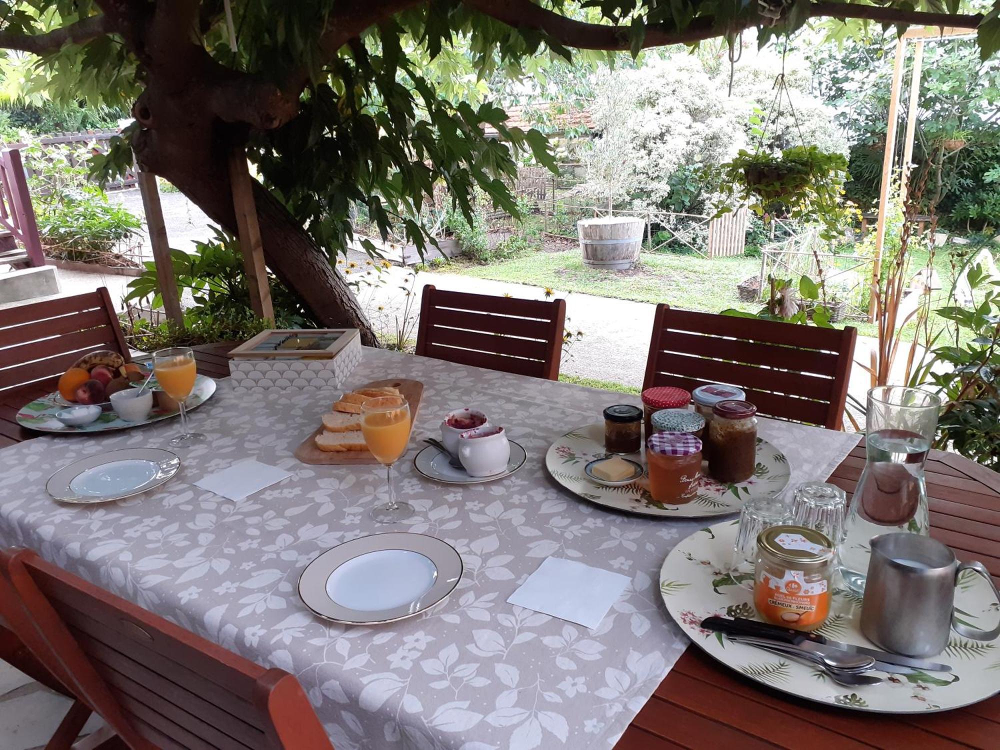 Au Bosquet, Chambre Et Salle De Bains Avec Petit Dejeuner A 600 M Du Centre Dans Un Cadre Calme Et Verdoyant Сали-де-Беарн Экстерьер фото